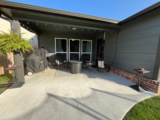 Building Photo - 1808 E. Van Buren PL.