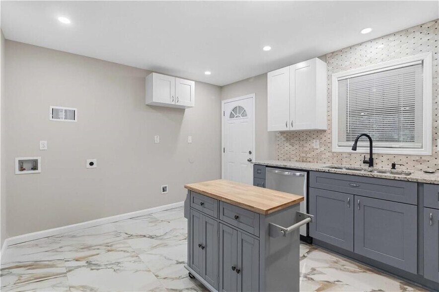 Building Photo - 2953 Meadowview Dr SE