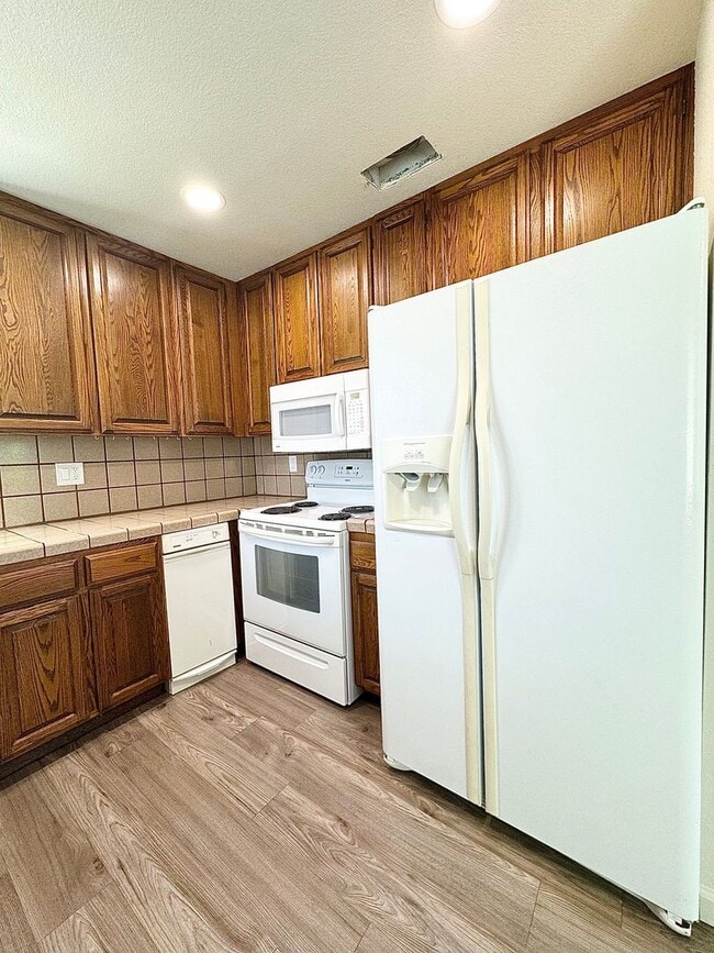 Building Photo - Beautifully Upstairs Condo at Ridgecrest Condominiums!! HOA Pool/Jacuzzi