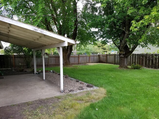 Building Photo - 3 Bedroom Home - Great Location - Available Soon