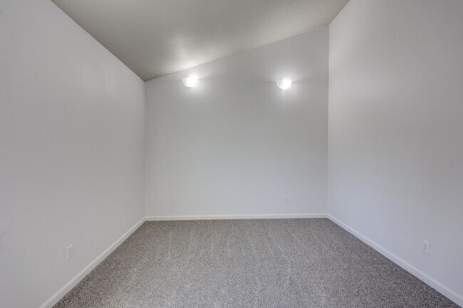 Building Photo - *NRO 1003-1005 Orchard St
