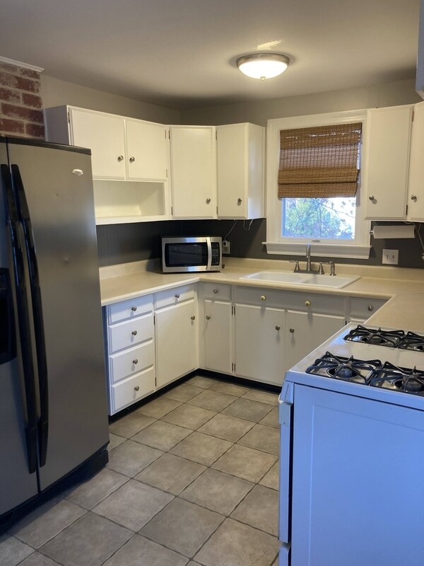 Building Photo - 1210 Rosedale Ave