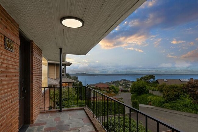 Building Photo - Gorgeous West Seattle Mid-Century Modern w...