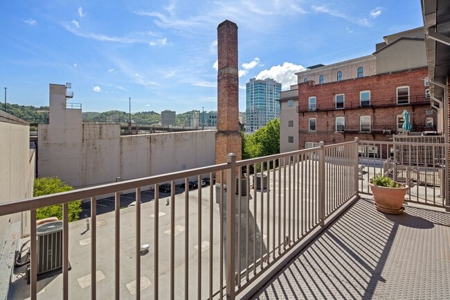 Building Photo - 55 1/2 Haywood St, Apt 3B