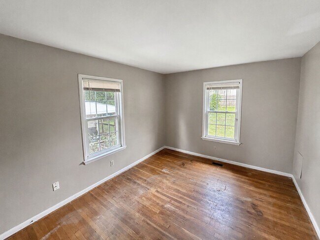 Building Photo - 627 Golfview Dr