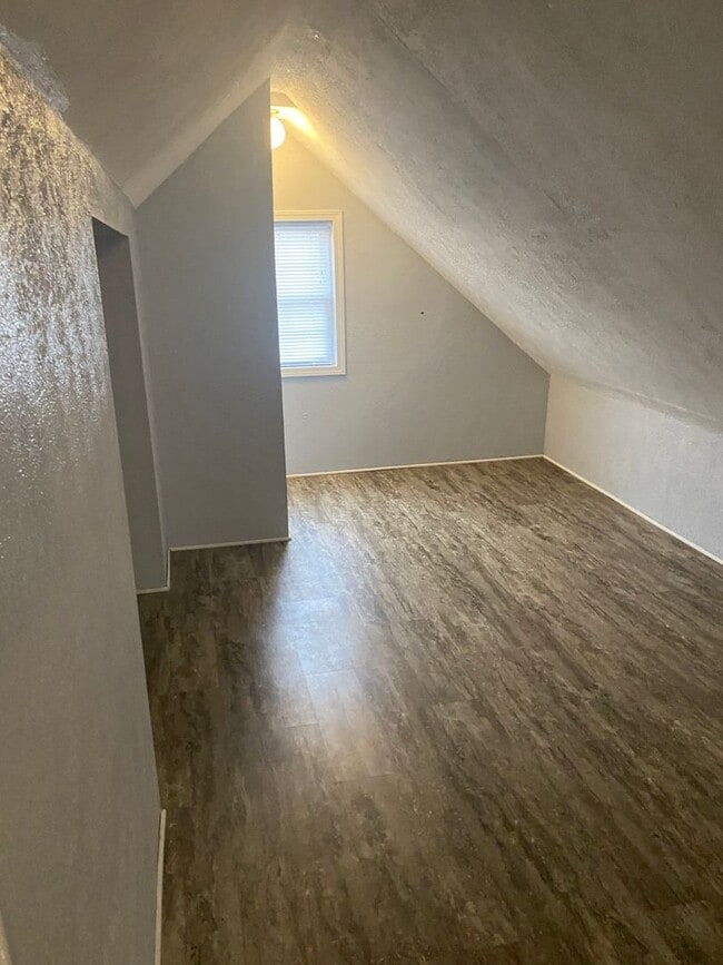 Building Photo - 2 bedroom 1 bath house  with fenced in yard available soon!