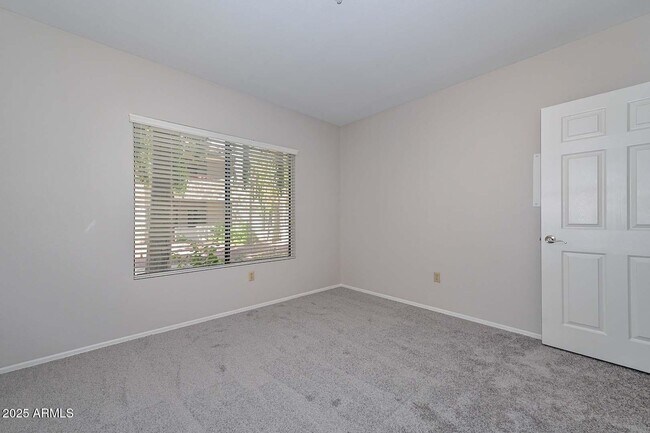 Building Photo - 750 E Northern Ave