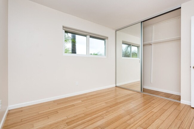 Building Photo - Traditional Single Family with Spacious Yard!