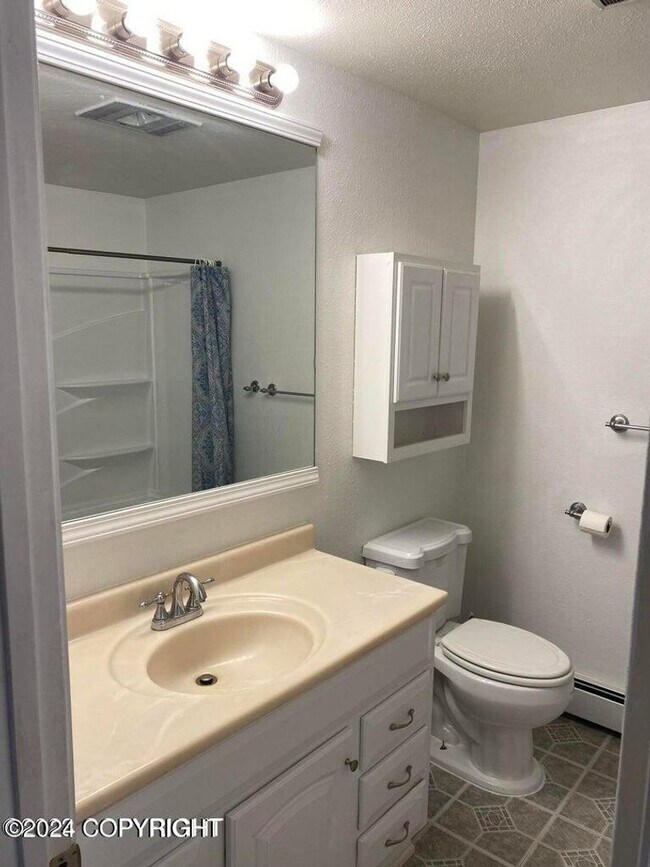 Building Photo - 2 Bed / 1 Bath Condo With Washer / Dryer i...