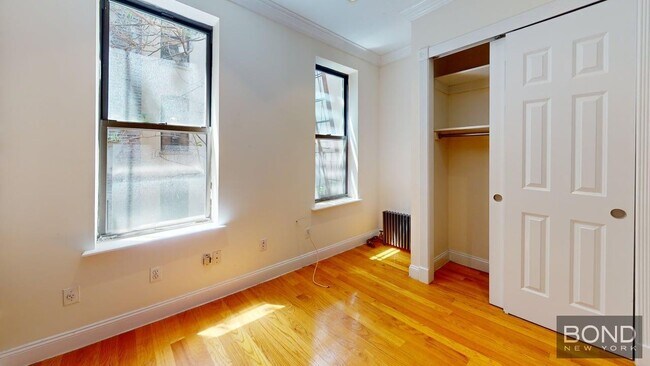 Building Photo - 610 E 9th St
