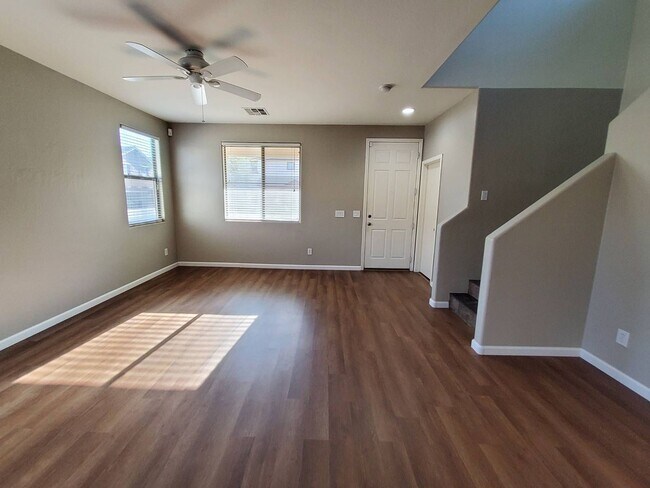 Building Photo - Newer Phoenix Home