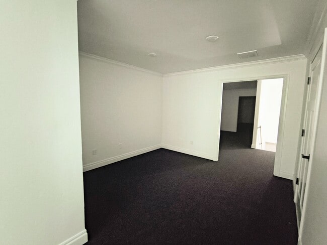 Building Photo - 817 Irish Ln