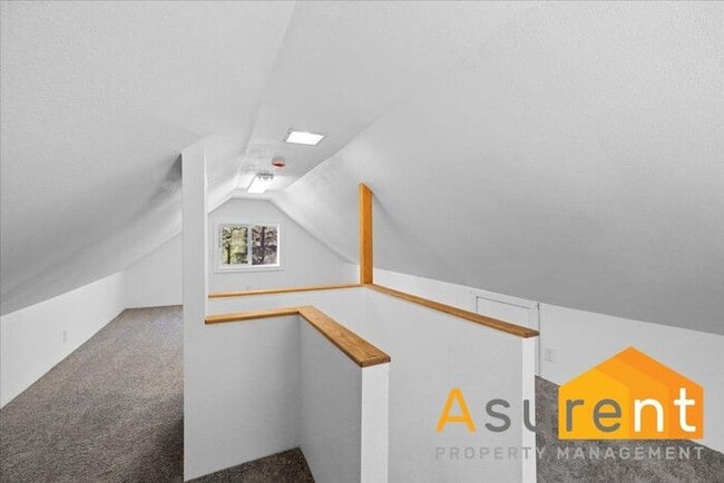 Building Photo - Jacksonville Home with in home office internet included.