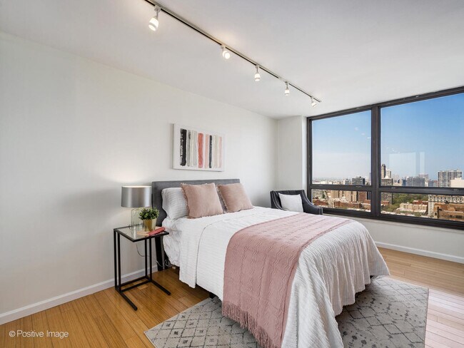Building Photo - 2020 N Lincoln Park W