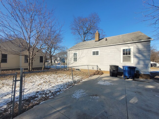 Building Photo - 2 Bedroom Home with detached garage