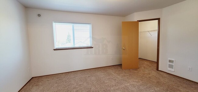 Building Photo - Newly Updated Townhouse in Tacoma! $500.00...