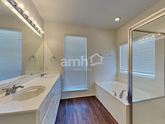 Building Photo - 10613 Big Oak Dr