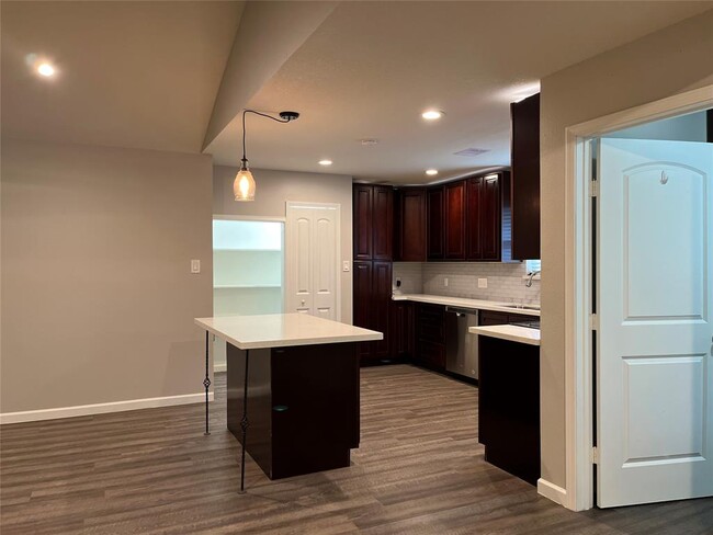 Building Photo - 304 S Shadowbend Dr
