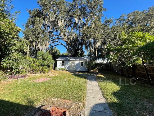 Building Photo - 924 Vistabula St