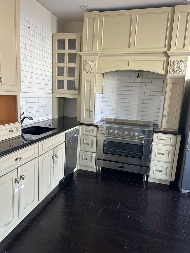 Building Photo - 560 Fountain Ave