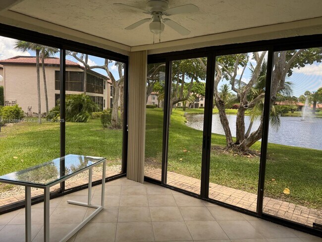Building Photo - 9293 Vista Del Lago