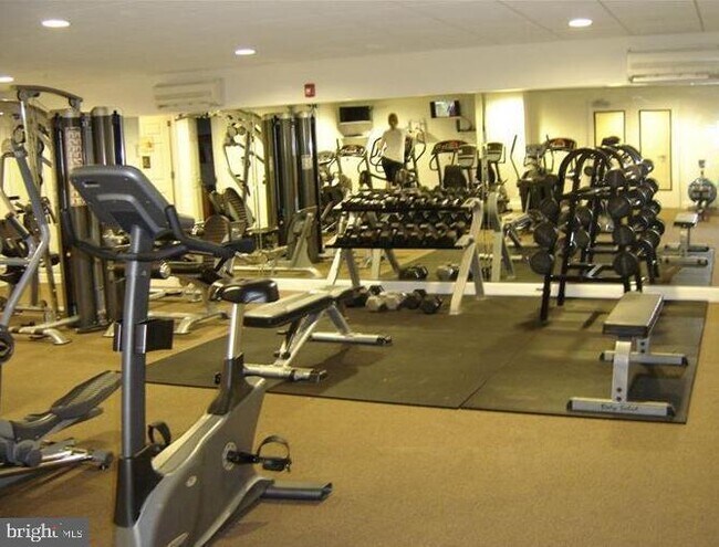 Building Photo - 200 W Elm St