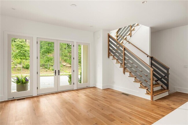 Building Photo - 10904 Serenbe Ln