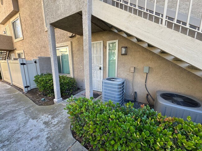 Building Photo - 2Bed - 2Bath ground level