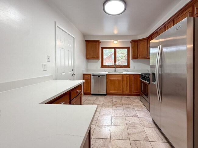 Building Photo - 2082 Vernier Rd