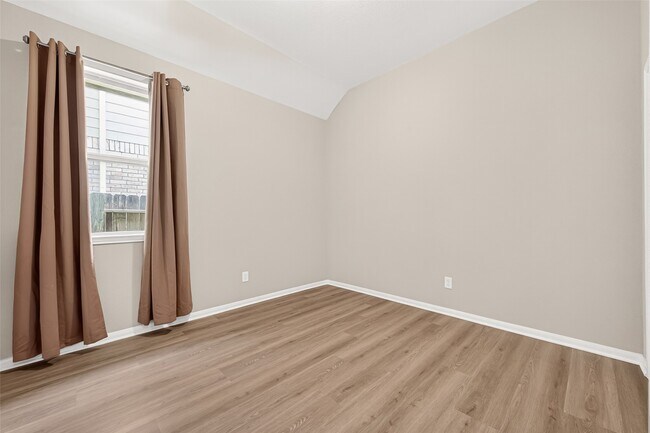 Building Photo - 24527 Royal Pike Dr