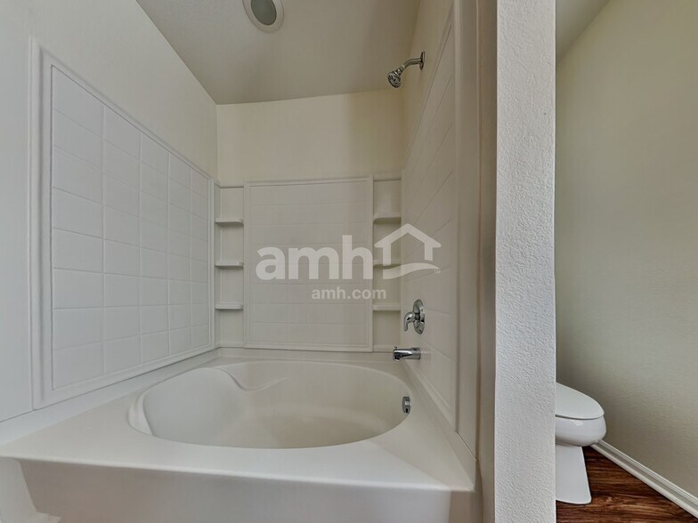 Building Photo - 5552 N Genoa St