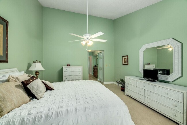 Building Photo - Fully furnished Beachside townhome