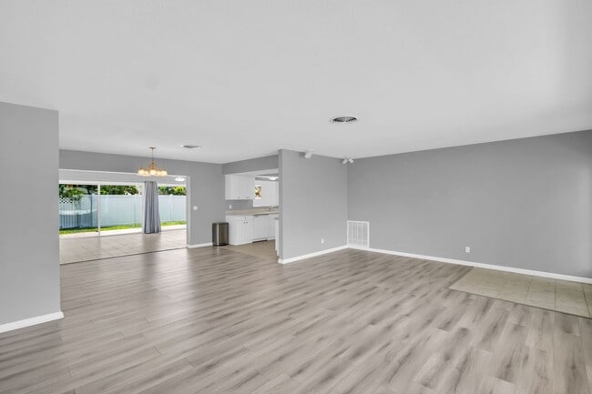 Building Photo - MAXIMO MOORINGS 3/2/2 HOME NEAR ST. PETE B...