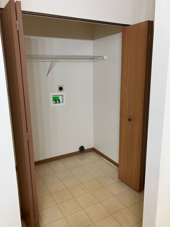 Building Photo - Charming 2-Bedroom Ranch in Peaceful Piqua Neighborhood!