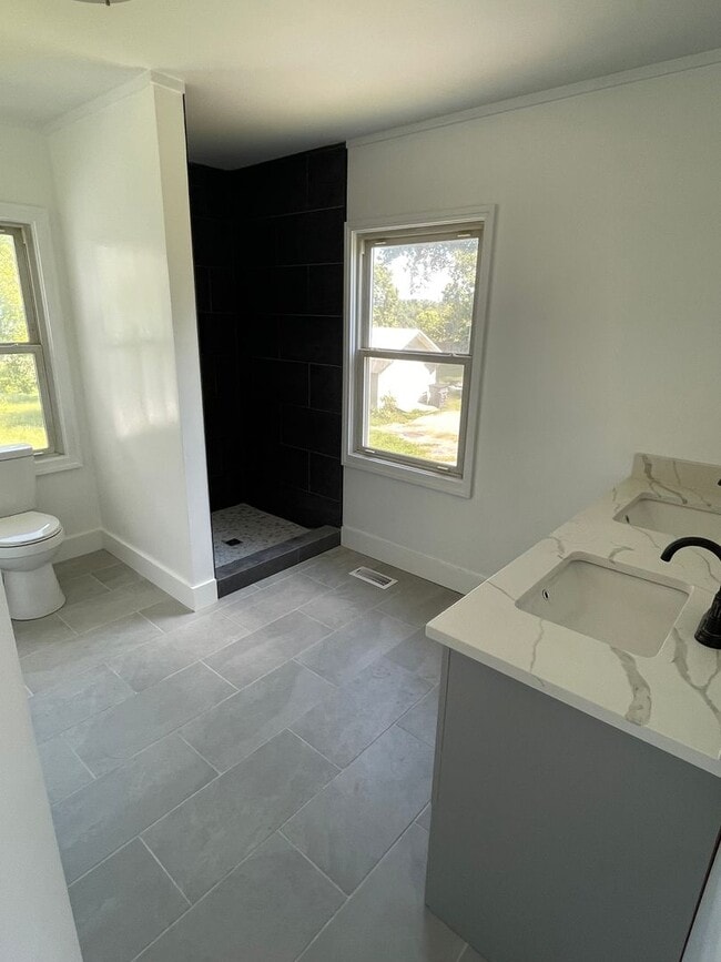 Building Photo - Brick 3 bedroom 2 bath in Bristol