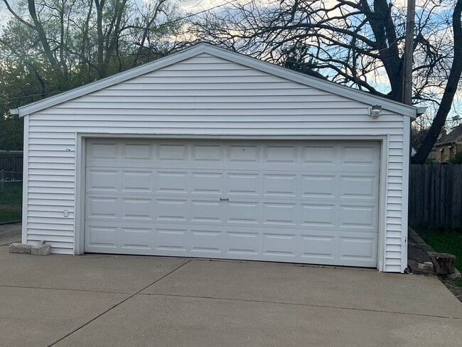 Building Photo - 6654 W Constance Ave