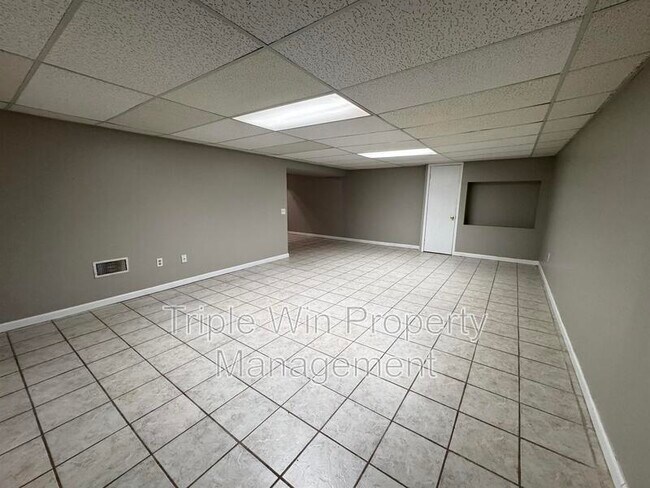 Building Photo - 10 Ronda Dr