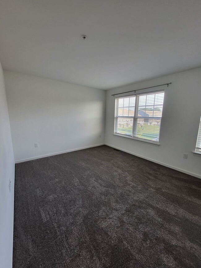 Building Photo - Spacious Modern 3 Bedroom Townhome in Annv...