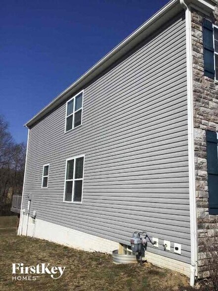 Building Photo - 1727 Declaration Dr W