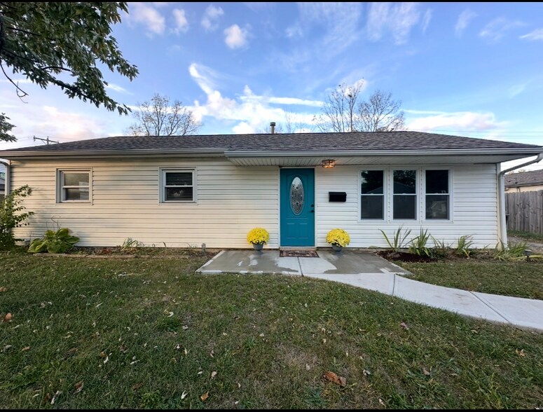 Primary Photo - 11 W Doris Dr