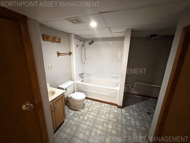 Building Photo - 4 bed, 3 bath, spacious home available now!