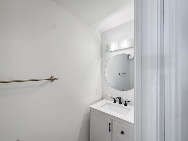 Building Photo - 2700 S Oakland Forest Dr