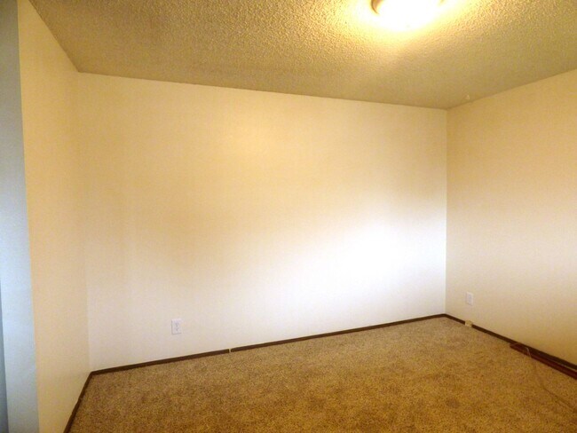 Building Photo - Rent Special: FREE May's Rent!!