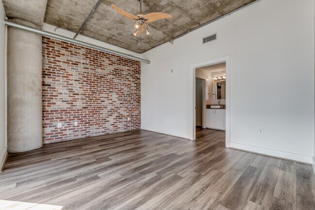 Building Photo - 1001 Belleview St