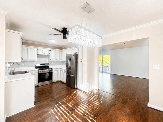 Building Photo - 9 Green Oak Dr
