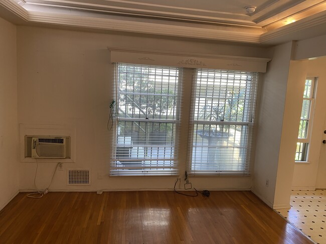 Building Photo - 520-522 N Rossmore Ave