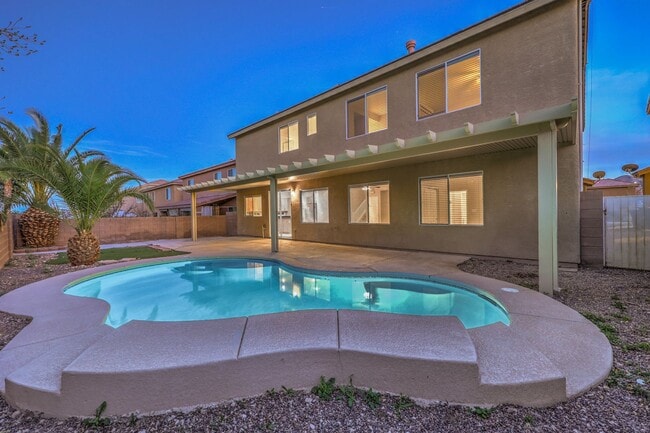 Building Photo - Gorgeous 6Bed/5Bath/4Car, 2-Story Home located in the Mountains Edge