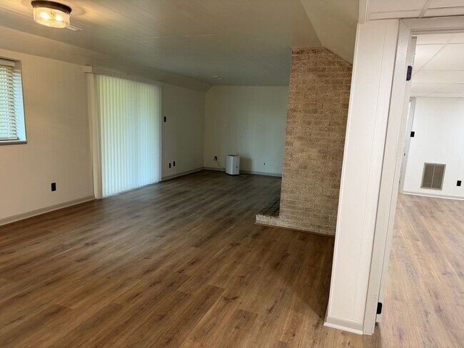 Building Photo - Knoxville 37923 - 3 bedroom 2 bath home located in heart of West Knoxville with separate 1 bedroo...