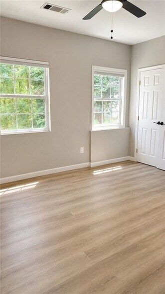 Building Photo - 202 Oakwood Cir