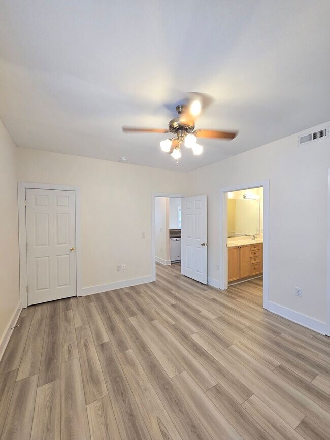 Building Photo - Trolley Path - Minutes to Downtown WILM, N...